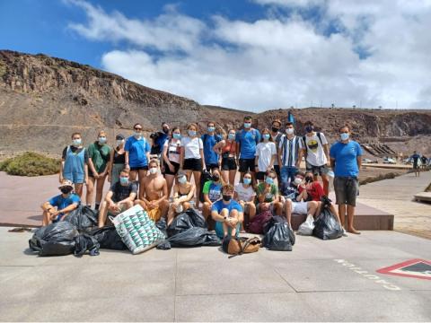 Estudiantes después de la limpieza en El Confital (Las Palmas de Gran Canaria)